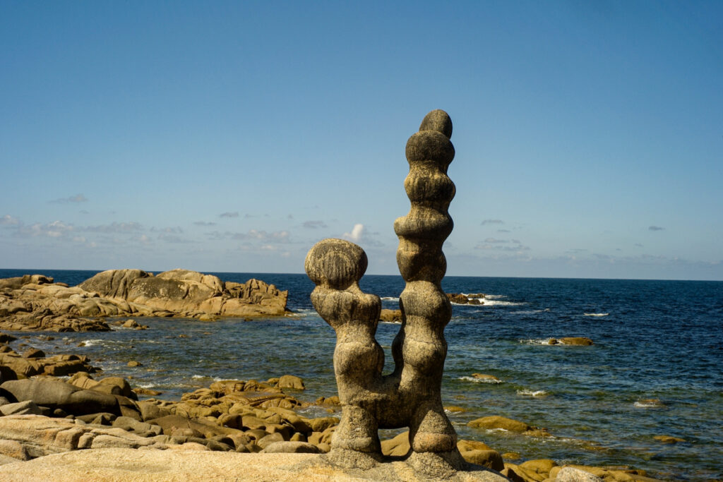 The wild landscape and rugged coast of Camelle became the main source of inspiration for Man. Using stones rounded by erosion, wood washed up by the sea, animal bones, crustacean shells, conch shells, sponges, plastics and other marine debris to create his sculptures. His creations were part of an outdoor sculpture garden that completely merged with the coastal environment. Some of his creations interacted with the tides, changing appearance as the water rose or fell, creating reflections and shine that enriched the visual experience. He built Micro environments with palisades and spaces covered with vegetation.