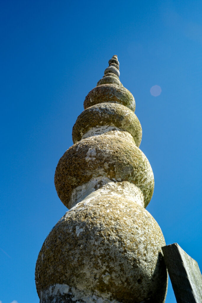 The wild landscape and rugged coast of Camelle became the main source of inspiration for Man. Using stones rounded by erosion, wood washed up by the sea, animal bones, crustacean shells, conch shells, sponges, plastics and other marine debris to create his sculptures. His creations were part of an outdoor sculpture garden that completely merged with the coastal environment. Some of his creations interacted with the tides, changing appearance as the water rose or fell, creating reflections and shine that enriched the visual experience. He built Micro environments with palisades and spaces covered with vegetation.